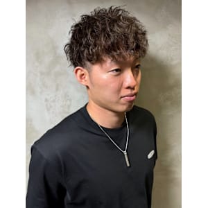 ツイストスパイラルパーマ ツーブロックマッシュ ベージュ