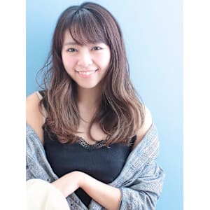 クセをいかした緩めのデジタルパーマ。セミロング