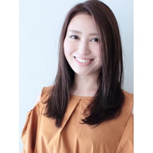 セミロングのナチュラルストレート