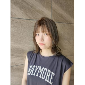 オリーブベージュ