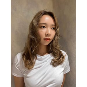 カーリーヘア　ブロンド　ベージュ　ハイトーン