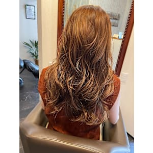 細目ハイライトを入れた大人女子ヘアスタイル