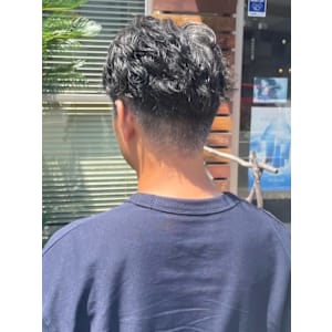 ナチュラルパーマ　ツーブロック　ビジネスショート　刈り上げ