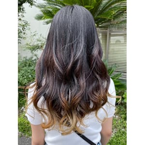 グラデーションカラー　裾カラー　巻き髪ロングヘア