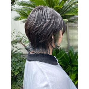 レイヤーボブ　ウルフカット　裾カラー　グリーン