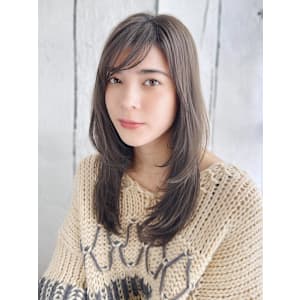 グレージュカラーの内巻きレイヤースタイル