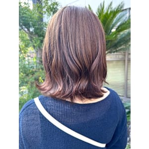 透明感カラー　ラテベージュ　ベージュ系カラー　巻き髪ロブ