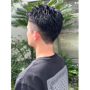 ナチュラルパーマ　刈り上げツーブロック　爽やかショート