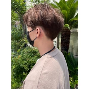 ツーブロック　ケアブリーチ　ミルクティーベージュ　パーマ