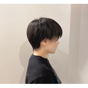 耳かけ黒髪ショート