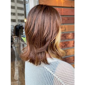 ミディアムレイヤー　ポイントカラー　ケアブリーチ　ベージュ