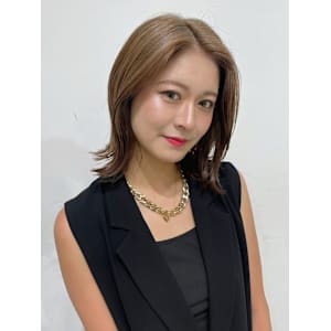 外ハネミディアムレイヤー　ワンレン　ミルクティーベージュ