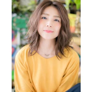 大人かわいい小顔センターパート波巻きミディ　ニュアンスカラー