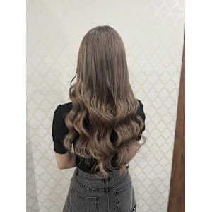 グレージュロングで大人っぽく！