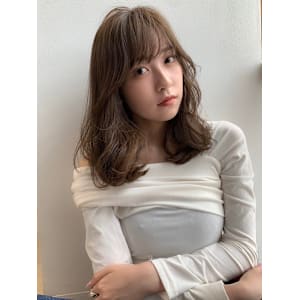 くびレイヤー前髪ピンクベージュエモージュインナーグレージュ