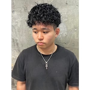 ツーブロック　黒髪　短髪　スパイラルパーマ　20代30代