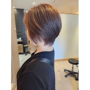 ショート　レイヤー　ピンクベージュ