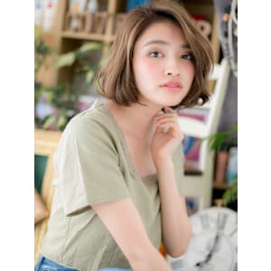 抜け感…外国人風ハイライトカラー小顔ボブ　斜めバング