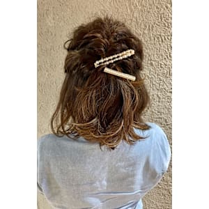 ボブやショートもOK/ねじりハーフアップ