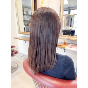 アッシュベージュカラー×ミディアムレイヤー