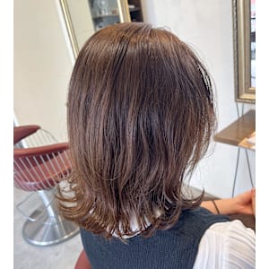 ミディアムボブ×ブラウンベージュ