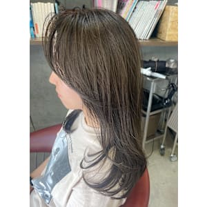 アッシュグレージュ×レイヤースタイル