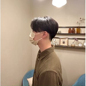 ナチュラルな刈り上げセンターパート