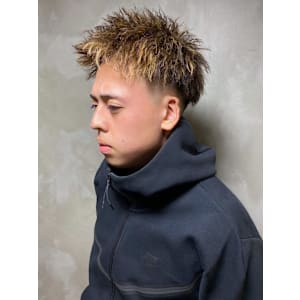 ツイストパーマ　金髪メッシュ　フェードカット　ベージュ系