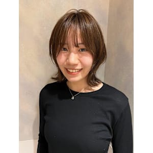 ウルフ　レイヤー　ベージュ　ミディアムウルフ