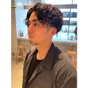 センターパート　ツーブロック　メンズショート　束感　黒髪