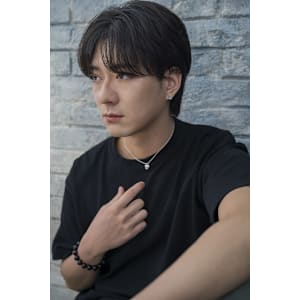 毛流れセンターパートメンズパーマ黒髪爽やか