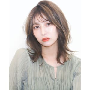 おしゃれ女子　ウルフヘアー　　ゆるふわ　前髪