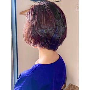 バーガンディカラーで大人女子ボブ