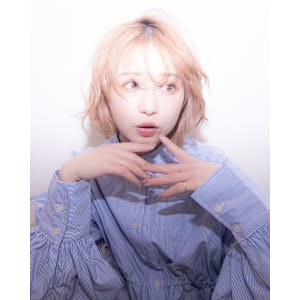 顔周りで小顔に見せるセミディ