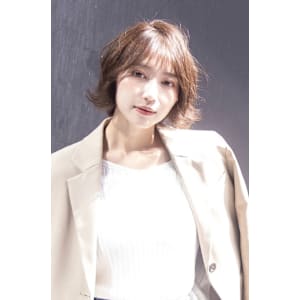 ミディアムヘア　アッシュカラーデザインカラーハッシュカット 