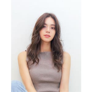 イメチェンヘアスタ イル 　前髪パーマ　グレーベージュ