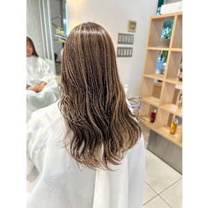 細めの筋感ハイライトカラー