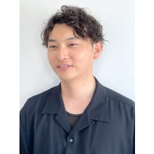 波巻きパーマ　センターパート　ツーブロックマッシュ　刈り上げ