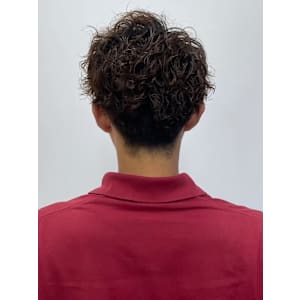 スパイラルパーマ　刈り上げツーブロック　カジュアル　束感