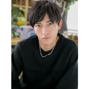 黒髪サイドグラデーション無造作ショート　ネイビーブラック