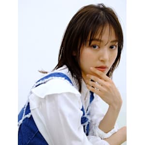 ミディアムレイヤー　ナチュラルスタイル　グレージュカラー