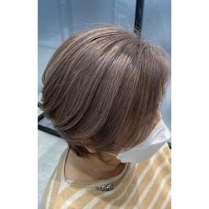 魅せるグレーヘア（白髪率８０％）