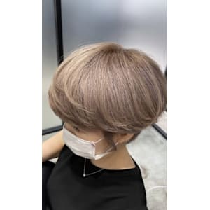 魅せるグレーヘア（白髪率６０％、顔回り８０％）