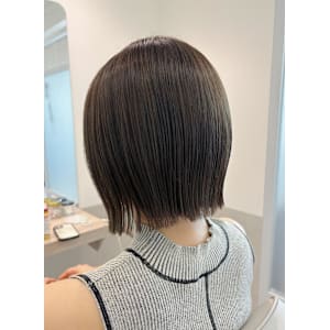 オリーブグレージュ×ぱつボブ