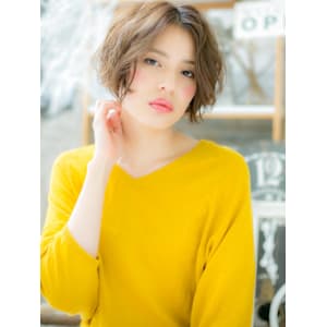 アンニュイ顔…前下がりくせ毛風エアリーボブ　アースカラー