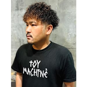 30代40代　ツイストスパイラルパーマ　ブラウン　ツーブロ