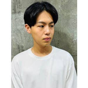 センターパート　黒髪　メンズショート　ツーブロック　短髪