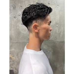 黒髪　スキンフェード　スパイラルパーマ　オールバック　束感