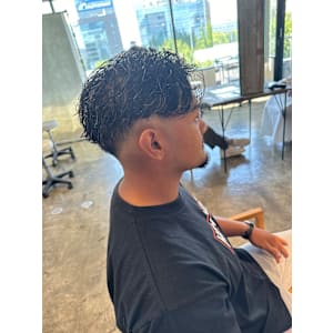 センターパート×スキンフェード