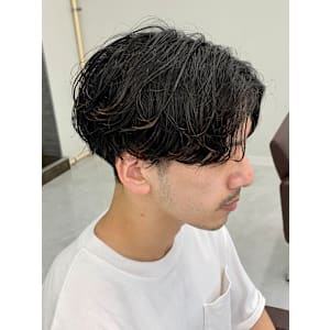 センターパートニュアンスパーマツーブロックメンズマッシュ